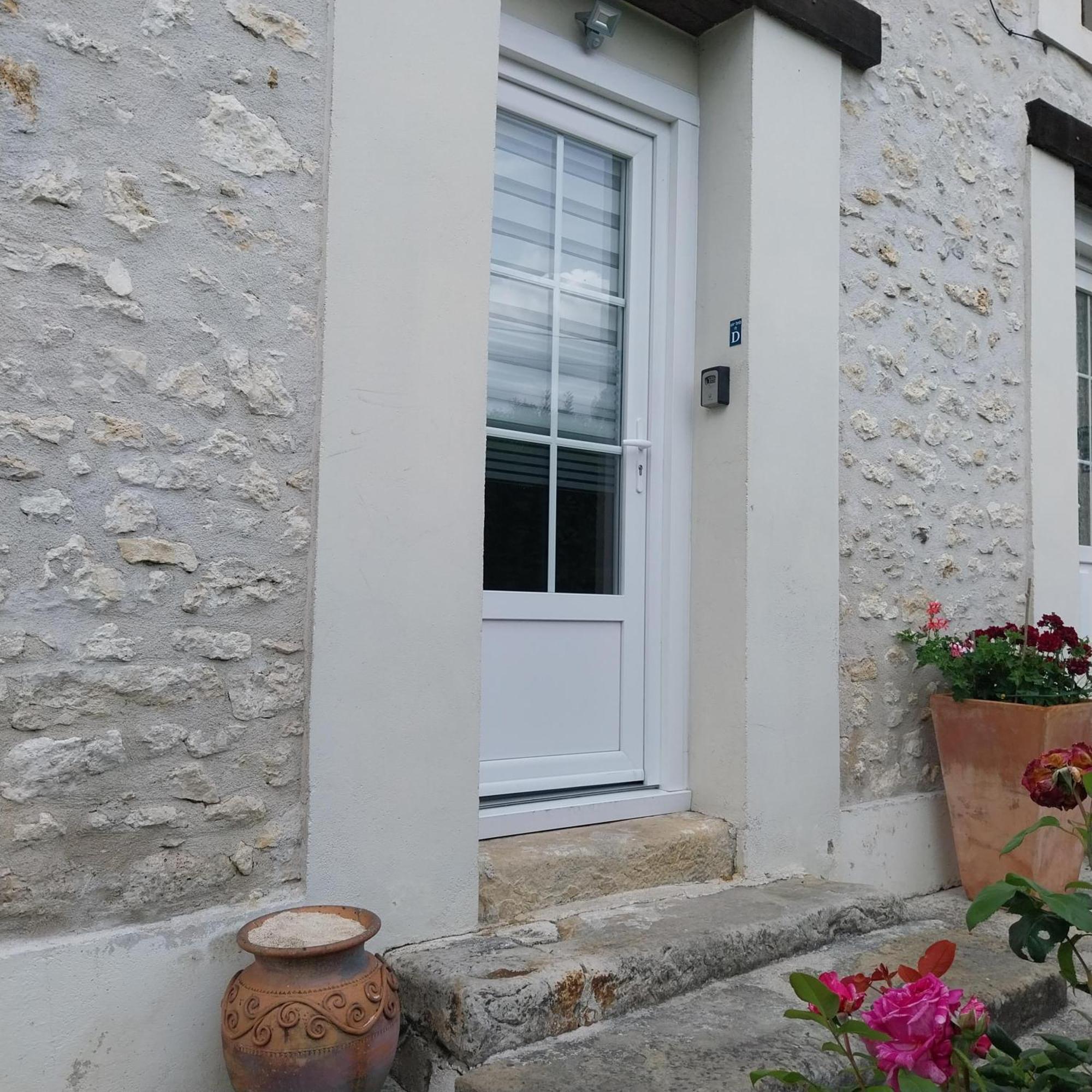 Gite Dans Une Ancienne Corps De Ferme D Provins Exterior foto