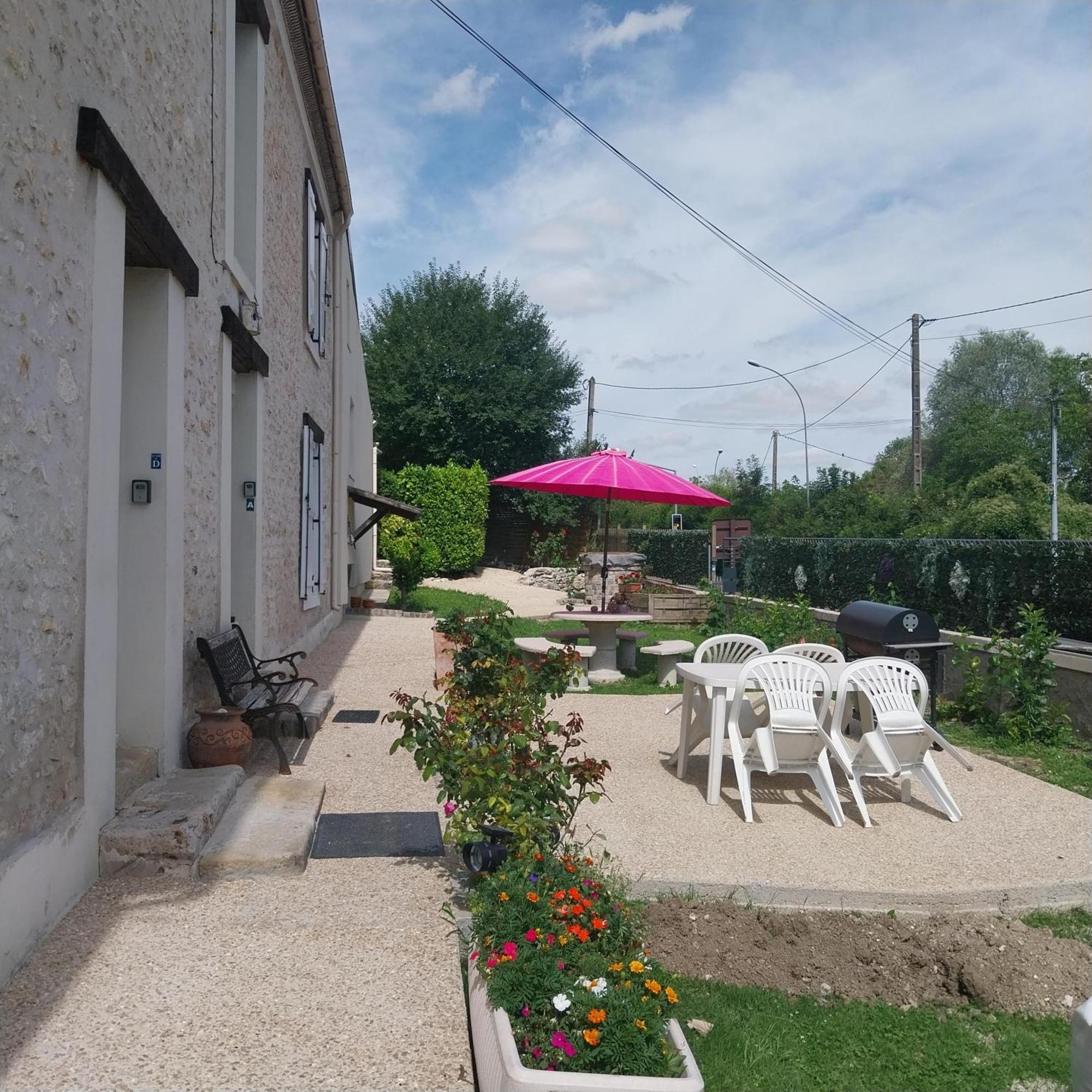 Gite Dans Une Ancienne Corps De Ferme D Provins Exterior foto